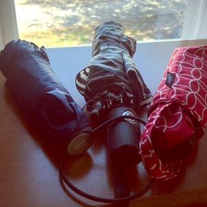 3 TOTES UMBRELLAS ☂